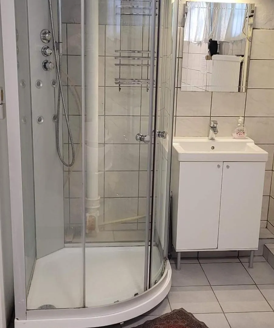Spacious 110M2 2Br Basement Retreat, Jacuzzi, Table Tennis & Garden Access Malmo Sweden
